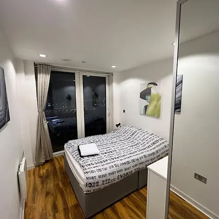 Spacious 2 Bedroom Flat Stunning Waterside View *