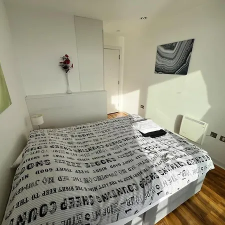 Spacious 2 Bedroom Flat Stunning Waterside View Apartman Manchester