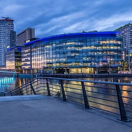 Stylish Two-bedroom Salford Quays