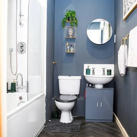 Stylish Two-bedroom Salford Quays *