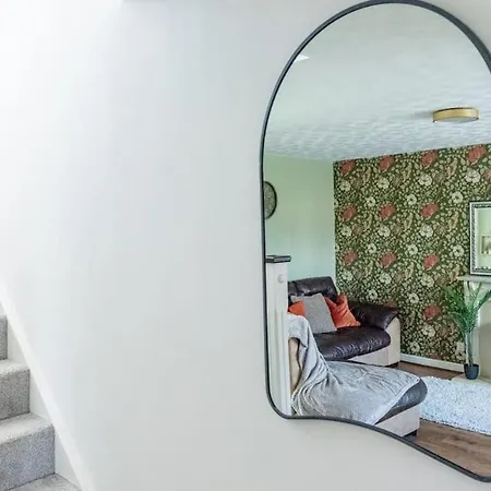 Дом отдыха Comfy 3-bedroom House Nr Coop Live Arena And Centre By Rest&recharge *