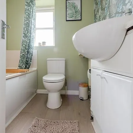 Дом отдыха Comfy 3-bedroom House Nr Coop Live Arena And Centre By Rest&recharge Манчестер