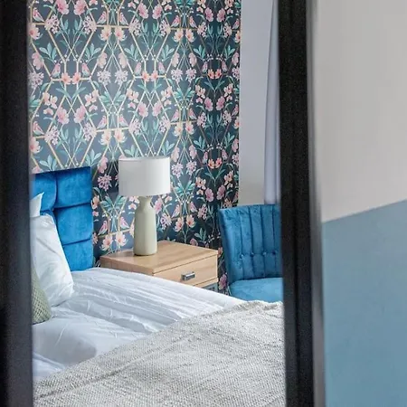 Comfy 3-bedroom House Nr Coop Live Arena And Centre By Rest&recharge Дом отдыха