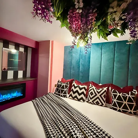 Ξενοδοχείο με διαμερίσματα Manchester's Only Private Party For 12 With Makeup Μάντσεστερ