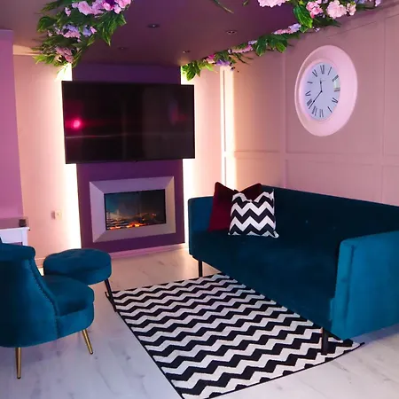 Aparthotel The Ultimate Hen With Bar & Makeup
