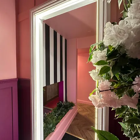 Manchester's Only Private Party For 12 With Makeup Μάντσεστερ