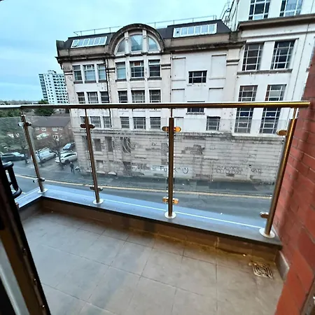 Adelphi Wharf By Beehosting * Manchester