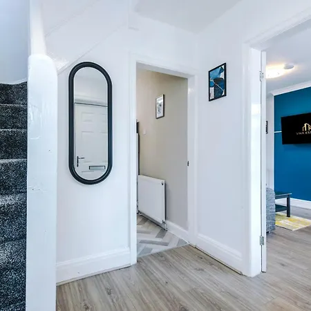 Spacious 3 Bedroom House Close To Etihad *