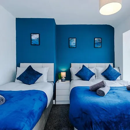 Spacious 3 Bedroom House Close To Etihad Manchester