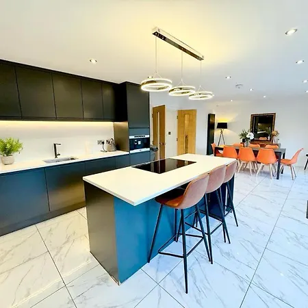 Luxury 7 Bedroom House In Didsbury, Manchester