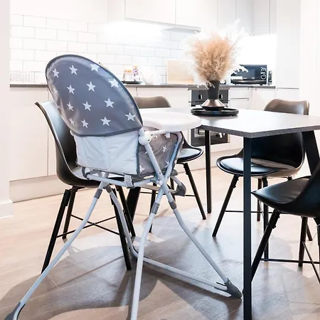 Morden 2 Bed - Old Trafford