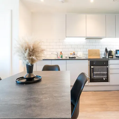 Morden 2 Bed - Old Trafford Apartment *