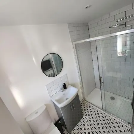 Newly Renovated 5 Bed + 5 Bath!
