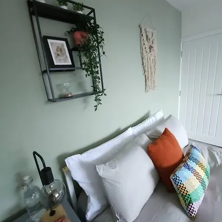 Newly Renovated 5 Bed + 5 Bath! * Manchester