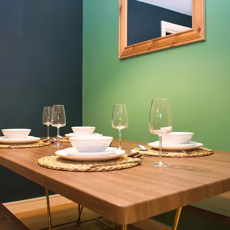 Spacious 2bdr By Torr Group Short Lets & Serviced With Free Underground Allocated Parking * マンチェスター