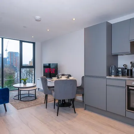 Cosy 1 Bed - Perfect For Long By Valore Services *