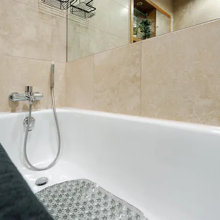 Luxury Penthouse - Private Balcony - City Views Apartment