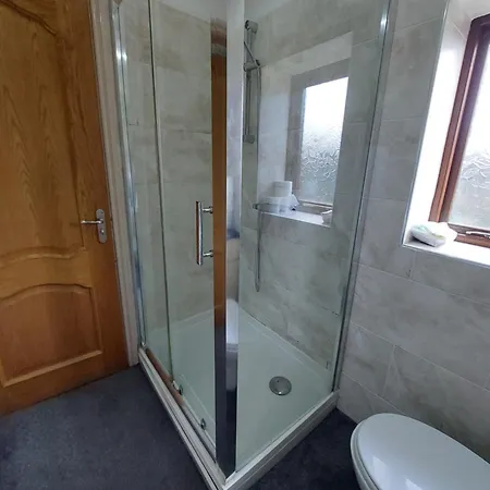 Apartment Dobcross Close