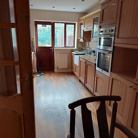 Dobcross Close Apartment *