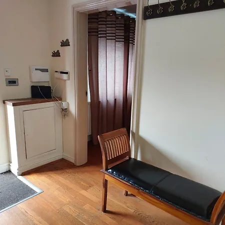 Apartment Dobcross Close