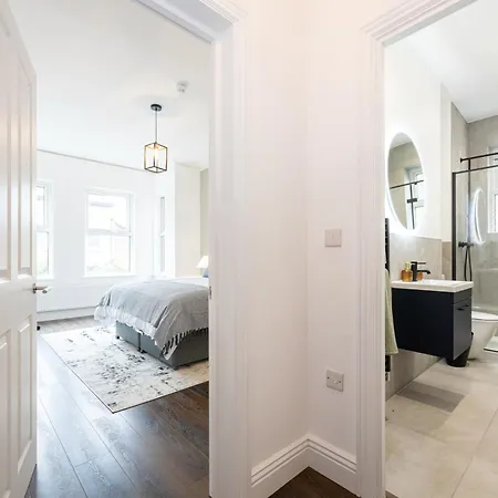 Stunning Luxury Spacious - 5 Bedrooms - Rest & Recharge In