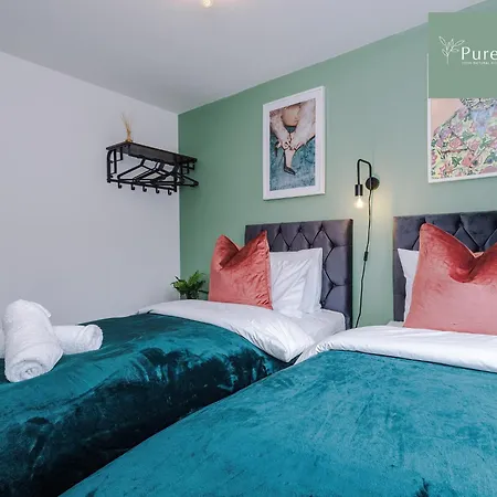 Purestay Manchester: Stylish Five-bedroom House With Free Parking * Manchester