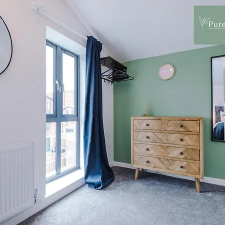 Purestay Manchester: Stylish Five-bedroom House With Free Parking * Manchester