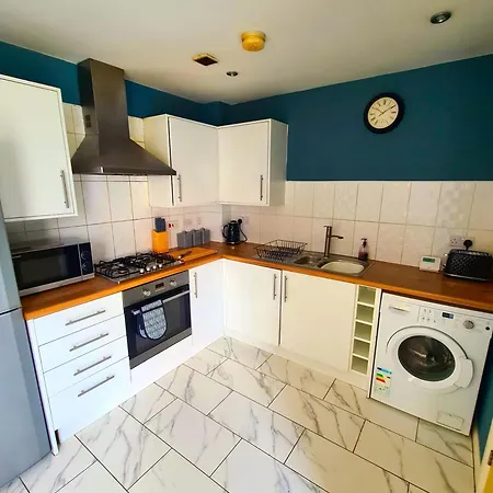 3 Bed House Etihad Stadium, Coop Live Private Parking With Optional Hot Tub Ferienhaus