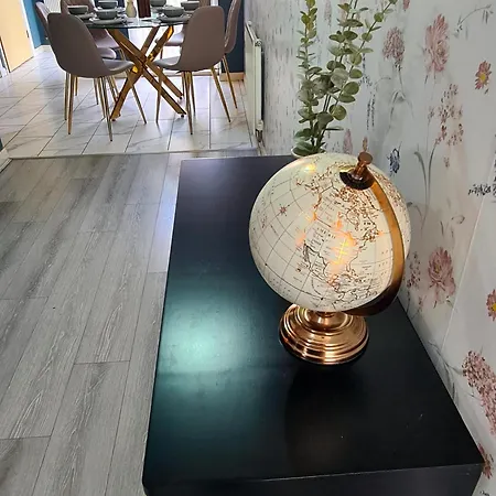 3 Bed House Etihad Stadium, Coop Live Private Parking With Optional Hot Tub