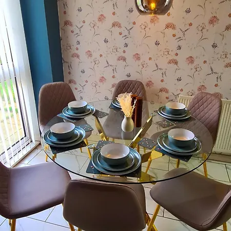 3 Bed House Etihad Stadium, Coop Live Private Parking With Optional Hot Tub Ferienhaus Manchester