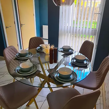 3 Bed House Etihad Stadium, Coop Live Private Parking With Optional Hot Tub