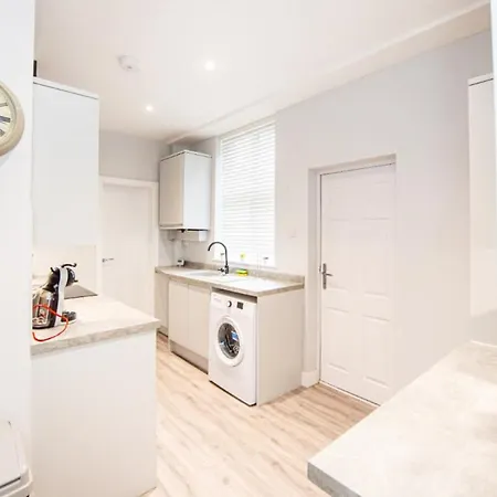 Hassle-free & Handsome Brand-new 3-bed * Manchester