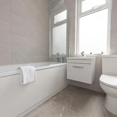 Hassle-free & Handsome Brand-new 3-bed