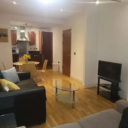 Striking 1 Bedroom דירה *