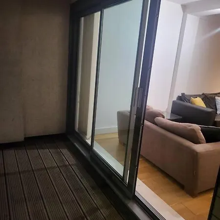 Striking 1 Bedroom דירה