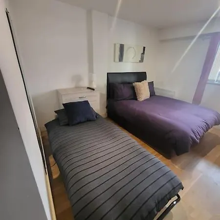 Striking 1 Bedroom דירה *