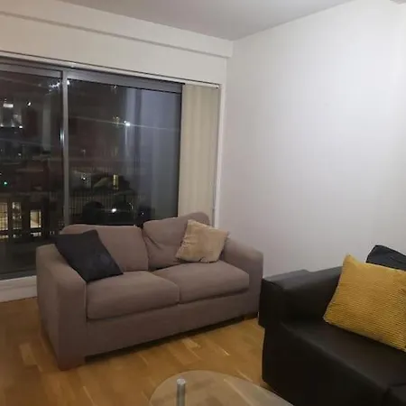Striking 1 Bedroom דירה *