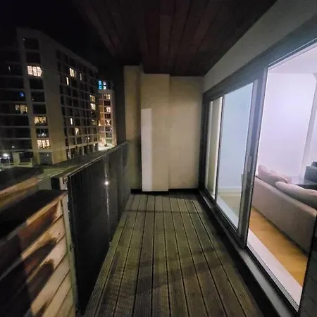 Striking 1 Bedroom דירה