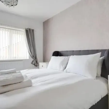 New Build House Near Trafford Centre With Drive