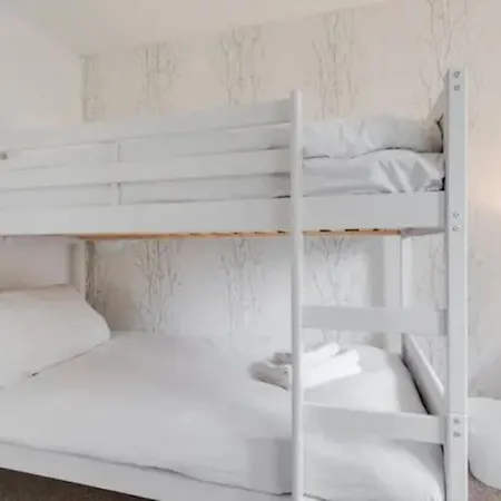 Сasa de vacaciones New Build House Near Trafford Centre With Drive