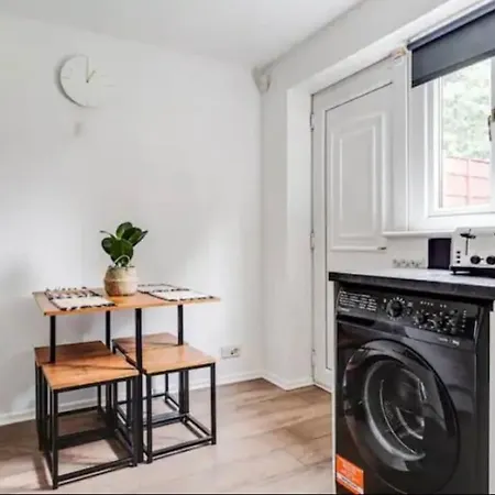 Сasa de vacaciones New Build House Near Trafford Centre With Drive *