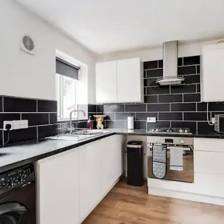 New Build House Near Trafford Centre With Drive *