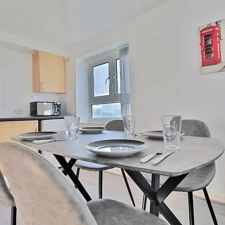 Modern 2 Bed Highclere Flat For And Contractor Groups In - Free Parking - By Nmb Serviced マンチェスター