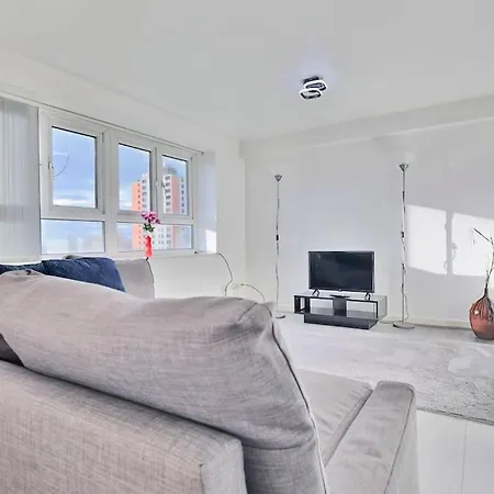 Modern 2 Bed Highclere Flat For And Contractor Groups In - Free Parking - By Nmb Serviced