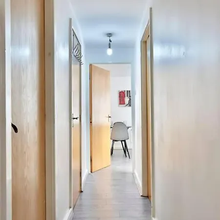 Modern 2 Bed Highclere Flat For And Contractor Groups In - Free Parking - By Nmb Serviced アパート *