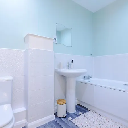 Beautiful House Near Etihad With Free Wifi & Parking- Sleeps 6 By Purestay
