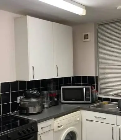 Lovely, Spacious 1-bedroom With *free Parking Apartament *