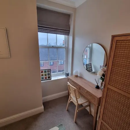 20 Min Walk From Centre *