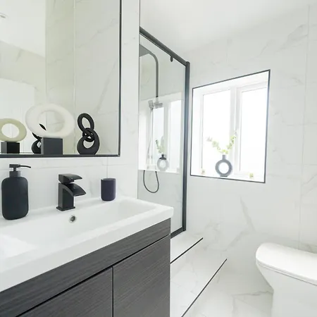 Modern 4-bed With Garden Manchester