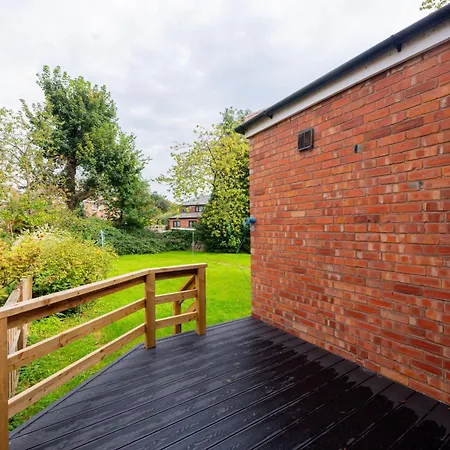 Modern 4-bed With Garden *